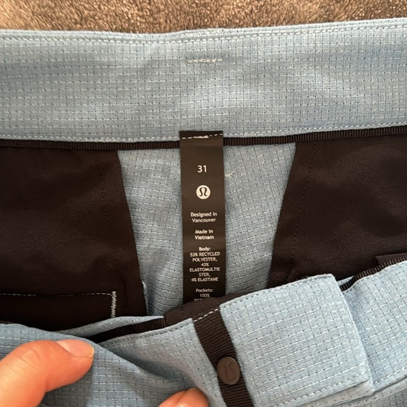 Lululemon Commission Classic-Fit Short Ventlight HEMMED 7.5” length - Picture 2 of 5